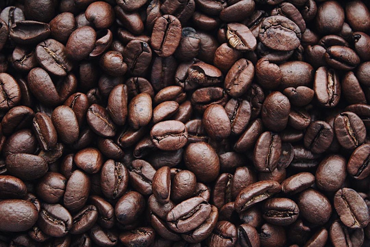 Kawa dla koneserów – jakie egzotyczne smaki warto spróbować?