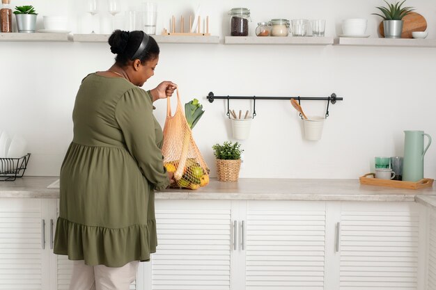 Organizacja przestrzeni w szafkach kuchennych: jak utrzymać porządek i łatwy dostęp do akcesoriów