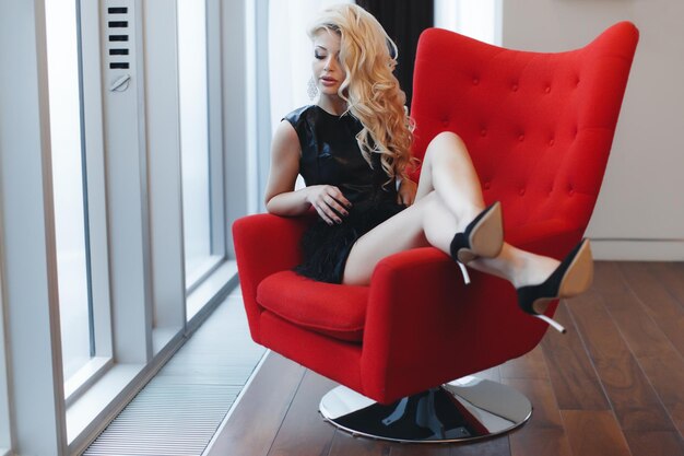 Jak stylowo wkomponować nowoczesne fotele do salonu?