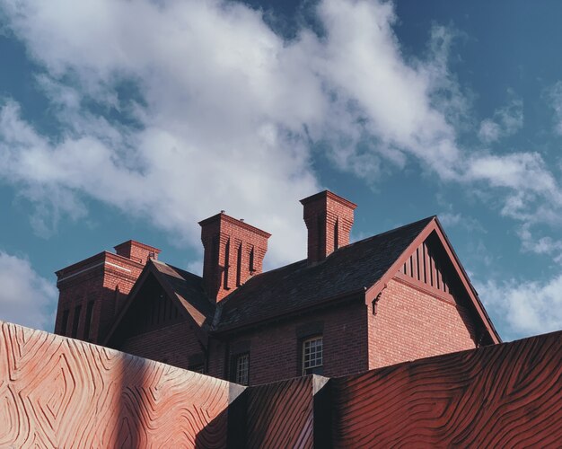 Jak nasady na kominy wpływają na efektywność wentylacji w domu?