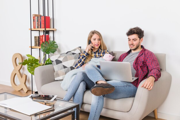 Jak internetowe usługi mogą pomóc w wyborze idealnej sofy dla dwojga?