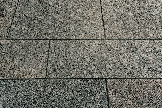 Jakie korzyści niesie ze sobą wybór materiałów nawierzchniowych o płukanej strukturze?